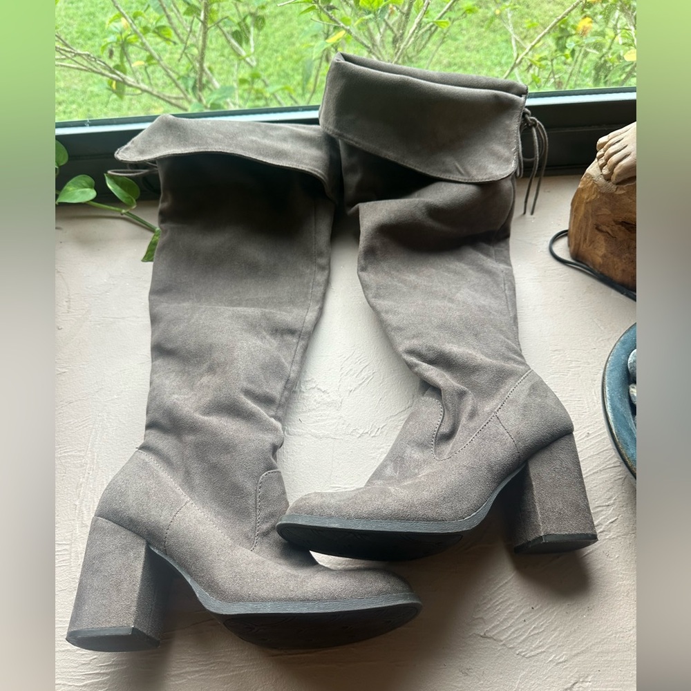 SO Stylish Women's Knee-High Boots Gray Faux Suede Flirty Sexy Size 8.5